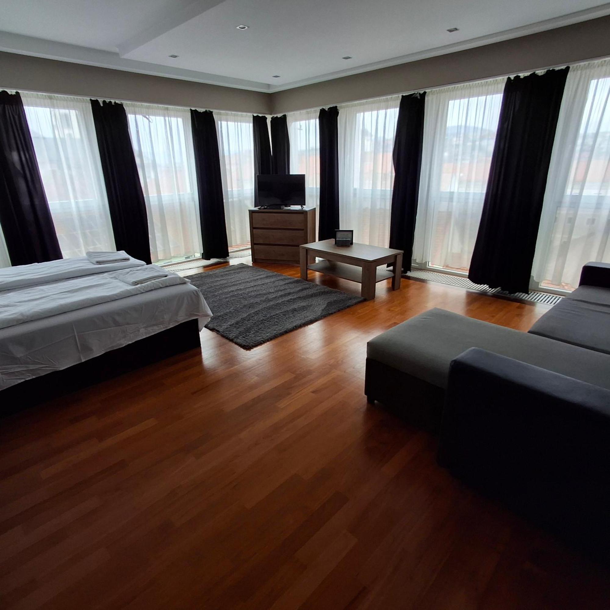 Unicorniselit Apartmanok Eger Buitenkant foto